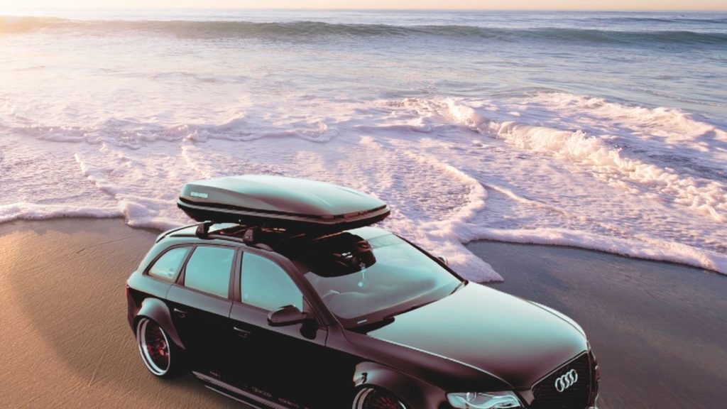 We drive our Audi A4 to a beach with our friends, and we load our luggage in the aerodynamic roof box.