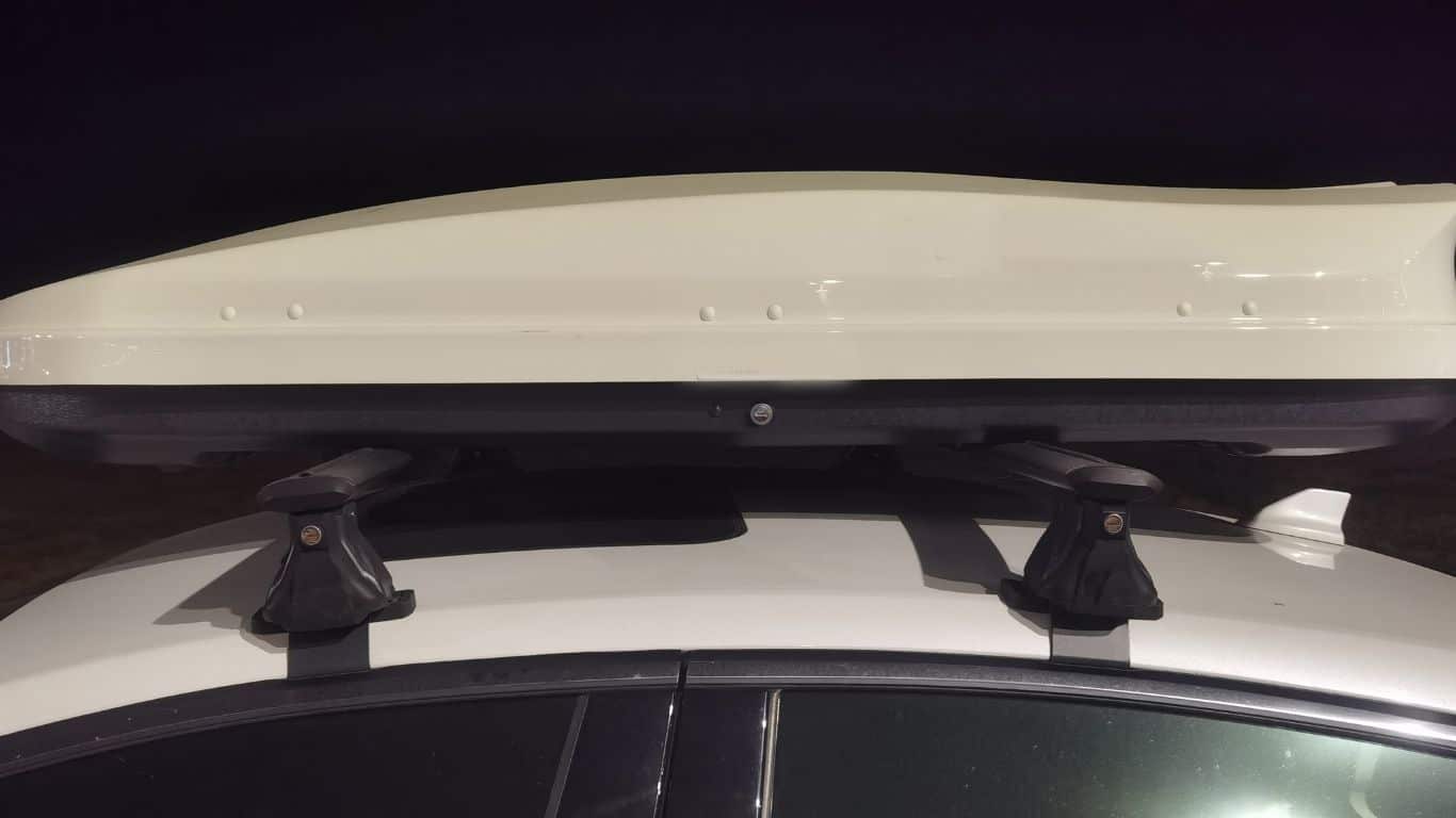 using a white cargo box without roof rails