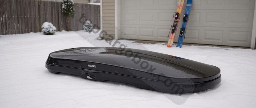 "Side-by-side comparison of Yakima GrandTour Lo and Thule Motion 3 XL Low roof boxes, highlighting height and shape differences."