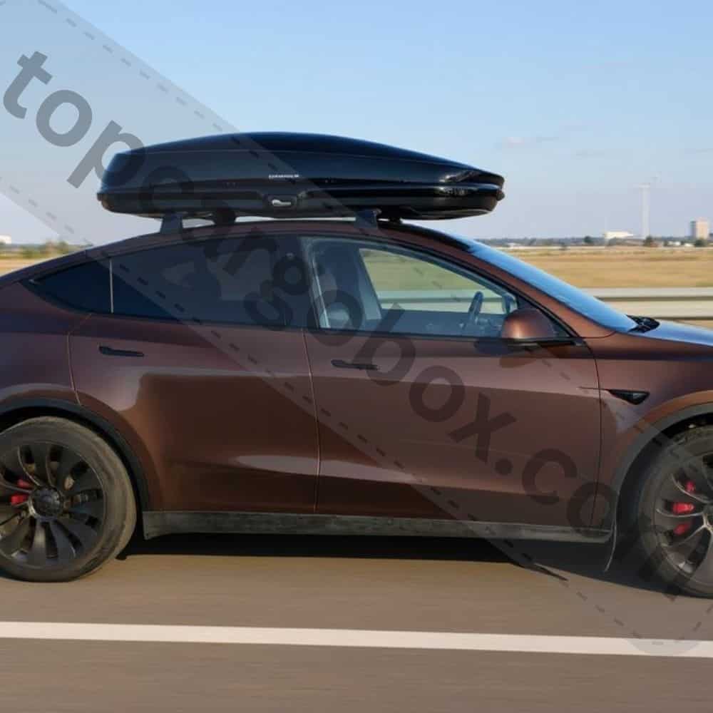 a Honda SUV with Yakima GrandTour lo roof box, running on highway, 